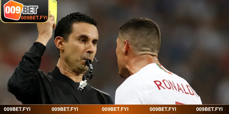 Dự đoán tổng điểm thẻ được rút ra lớn hay nhỏ hơn mức nhà cái đưa ra